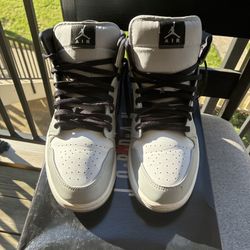 Jordan 1 Mid light smoke grey