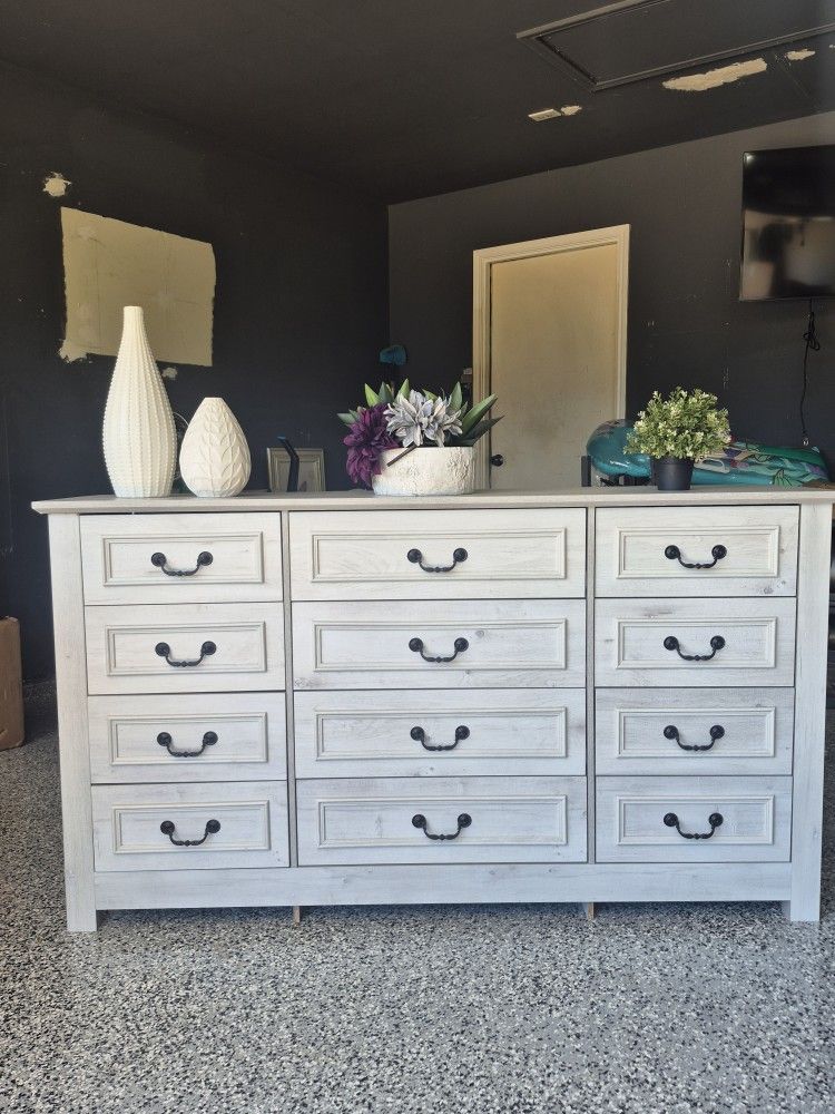 OVERSIZE 12 DRAWERS DRESSER IN OFF WHITE AND BLACK HARDWARE NEW CONDITION. ROLLING DRAWERS 63X17X36