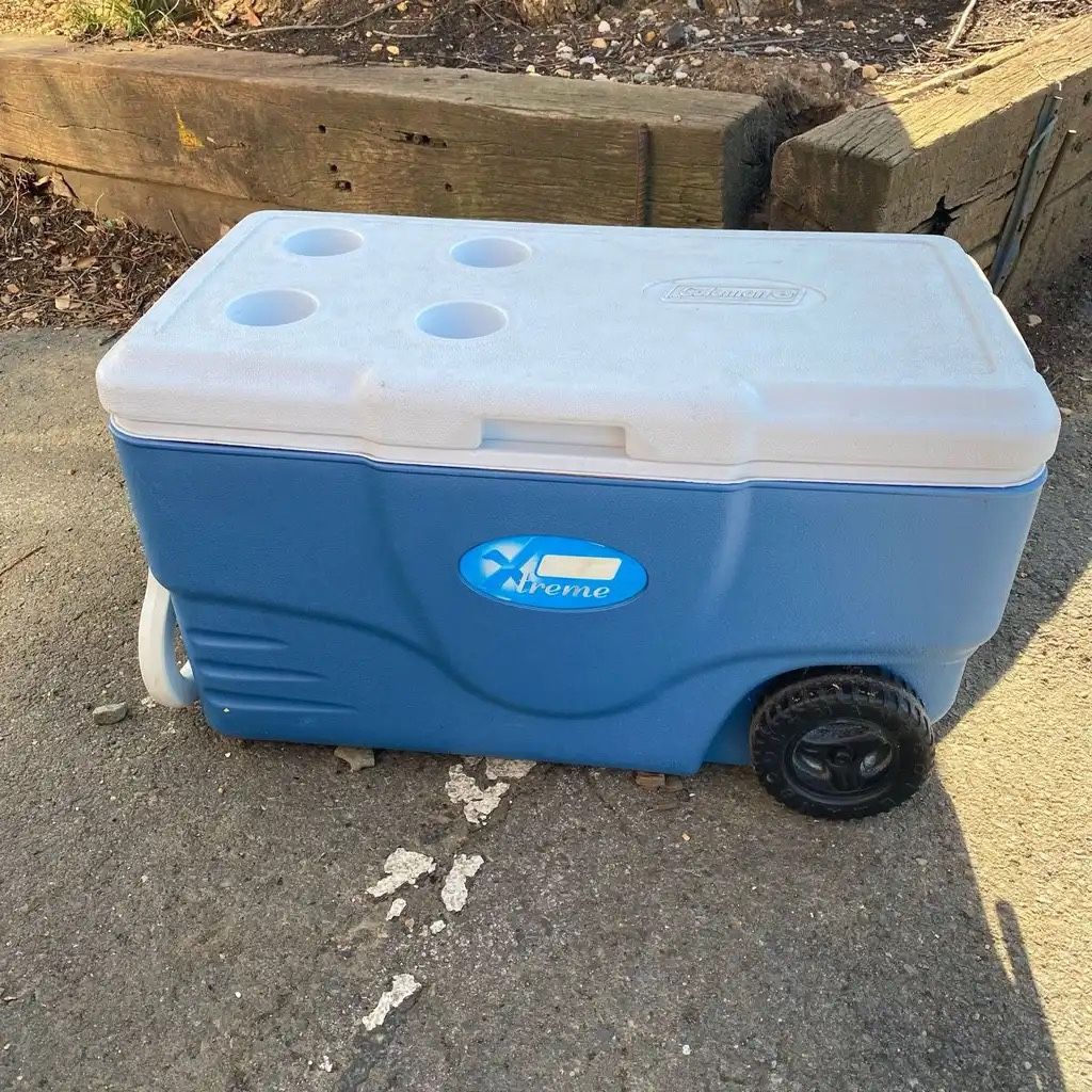 Blue Coleman 62Qt Xtreme Cooler with Wheels and Pull Handle. Perfect for the Beach, Camping, etc! Made in the USA. Model 6262, 6263, 6264. Good pre-