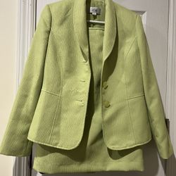 Le Suit Green Ladies 2 pieces Suit size 6