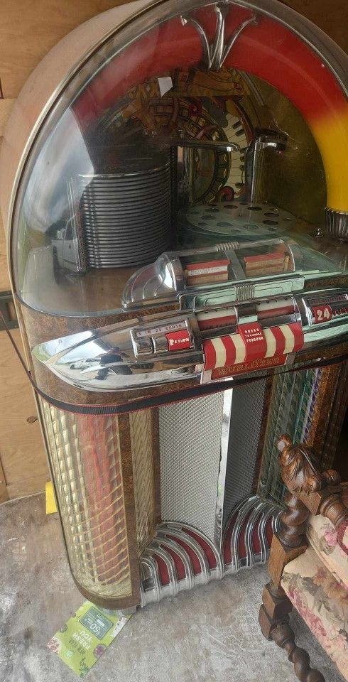 Wurlitzer Antique Juke Box