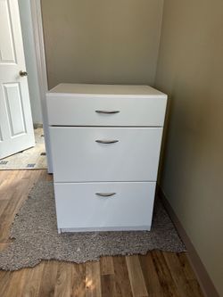 White dresser/cabinet