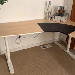 Corner desk, adjustable height.