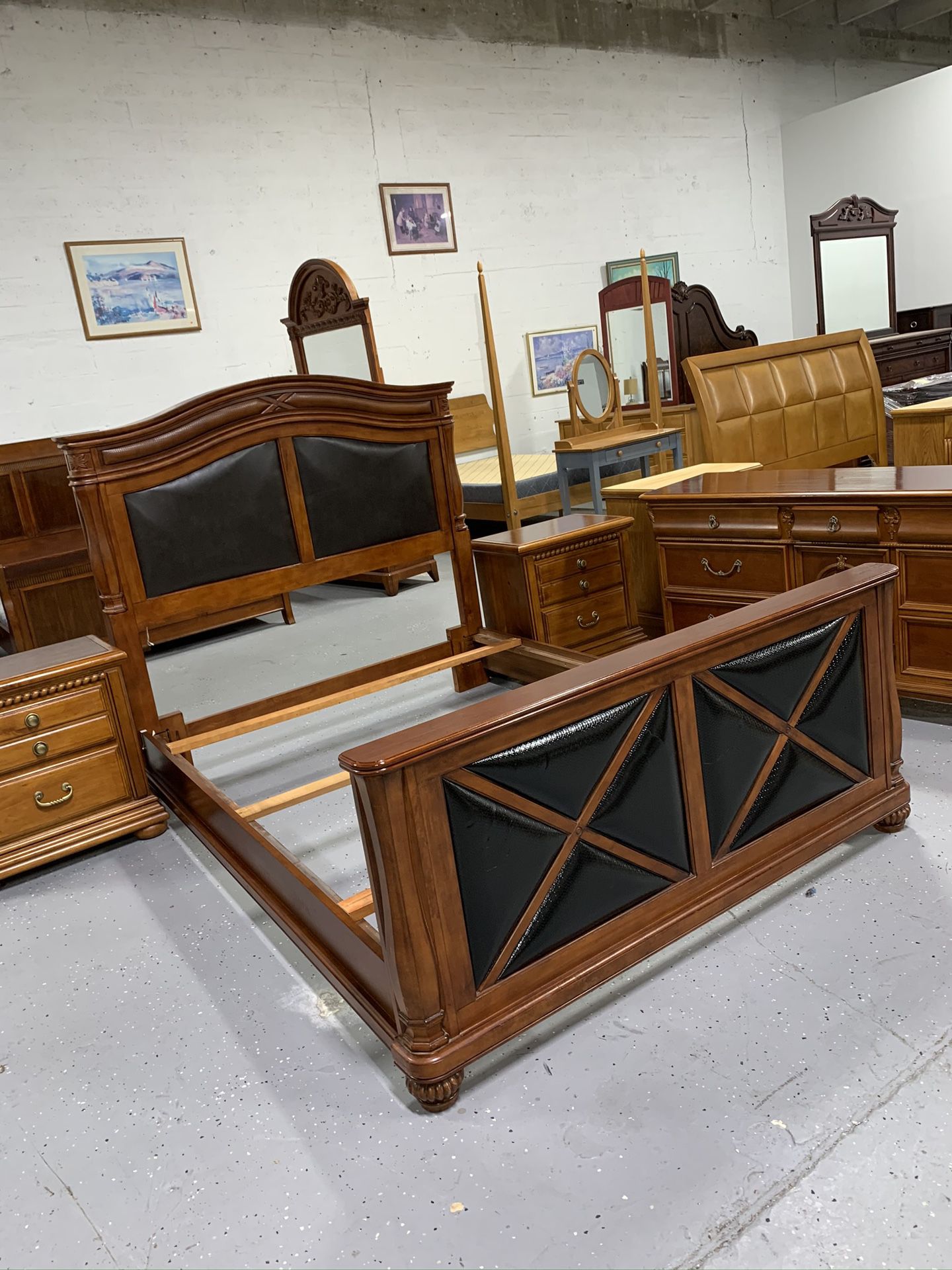 Beautiful solid wood queen size bedroom set in excellent condition like new !