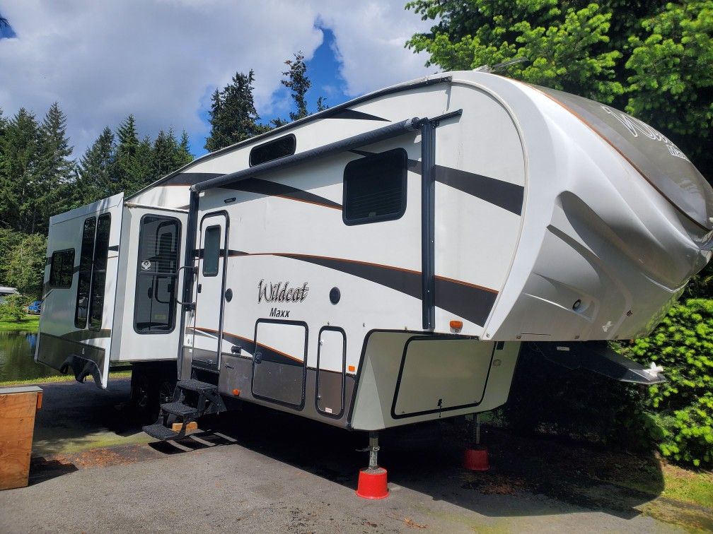 2017 Wildcat Max 5th Wheel