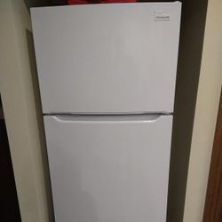 New Frigidaire Top Freezer Fridge Has Ice Maker 