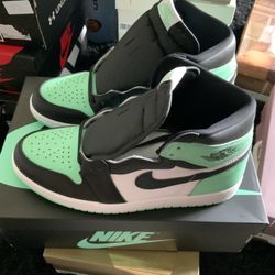 AIR JORDAN 1 RETRO HIGH OG   WHITE/BLACK -GREEN GLOW. (NEW)