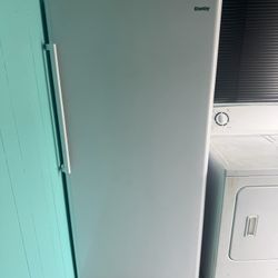 DANBY Upright Freezer: White, 16.7 cu ft Freezer Capacity, 67 7/8 in x 30 in x 28 3/8 