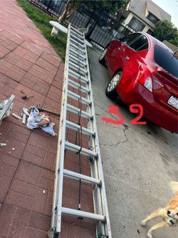 Escalera de 32 pies de aluminio muy buenas condiciones muy barata