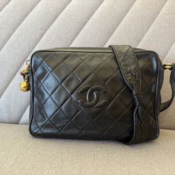 Auth CHANEL Matelasse - Black Lambskin Shoulder Bag Gold hardware
