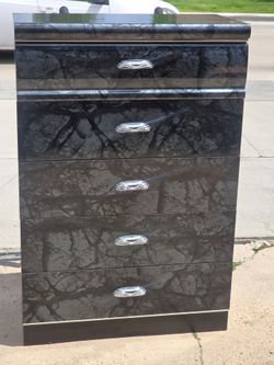 DRESSER