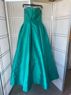 Sherri Hill Emerald Green Formal Ball Gown – Size 6