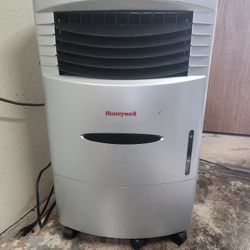 Honeywell 500 CFM Indoor or Outdoor Portable Evaporative Cooler, Fan, and Humidifier for Living Room, Patio, Garage, Deck, and Bedroom, 115V, Swamp Co