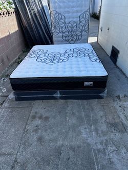 King Size Mattress Pillow Top 12"     New Mattress In A Plastic Sealed.   We offer same day delivery.