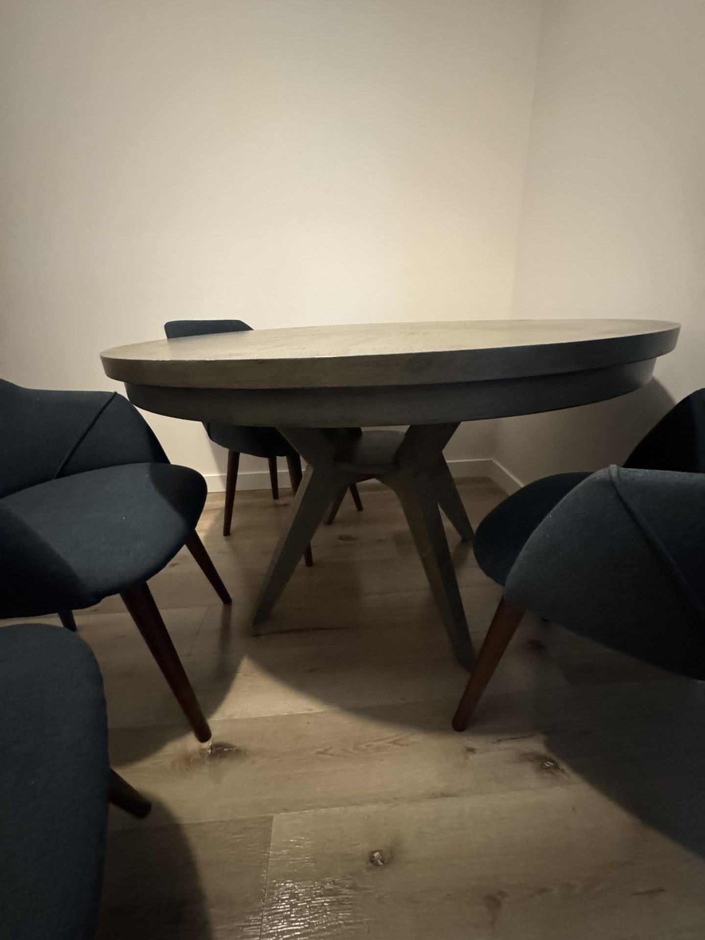 Dining Table And 5 Chairs 
