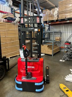 Super duty fully electric forklift pallet stacker