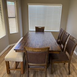 Dinning room table - Seats 8 - Like New