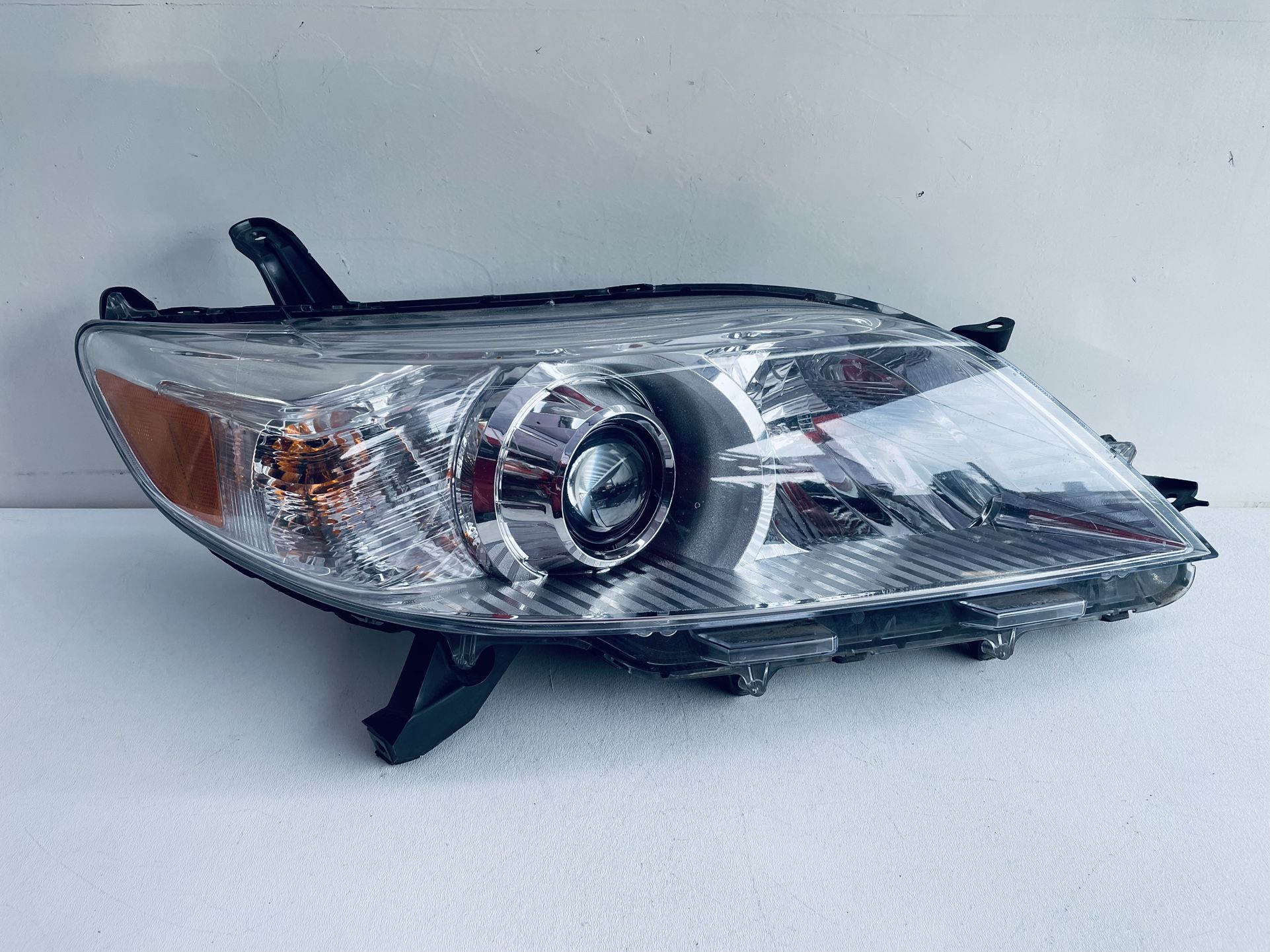 2011-2020 TOYOTA SIENNA RIGHT PASSENGER SIDE HEADLIGHT HALOGEN OEM