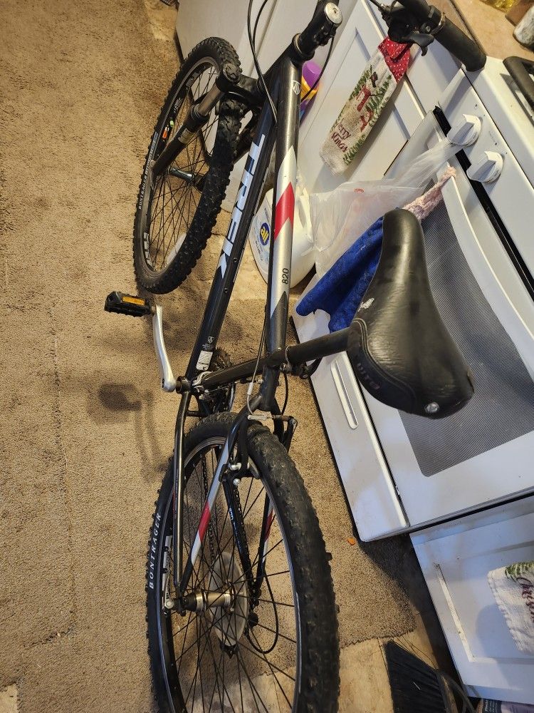 BIKE TREK 26INCH 18SPEED SHIMANO SHIFTING AND BREAK PERFECT EVERYTHING IS GOOD CONDITION 820