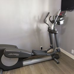 Life Fitness Elliptical With Polar Heart Monitor 