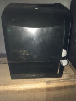 Paper towel dispenser