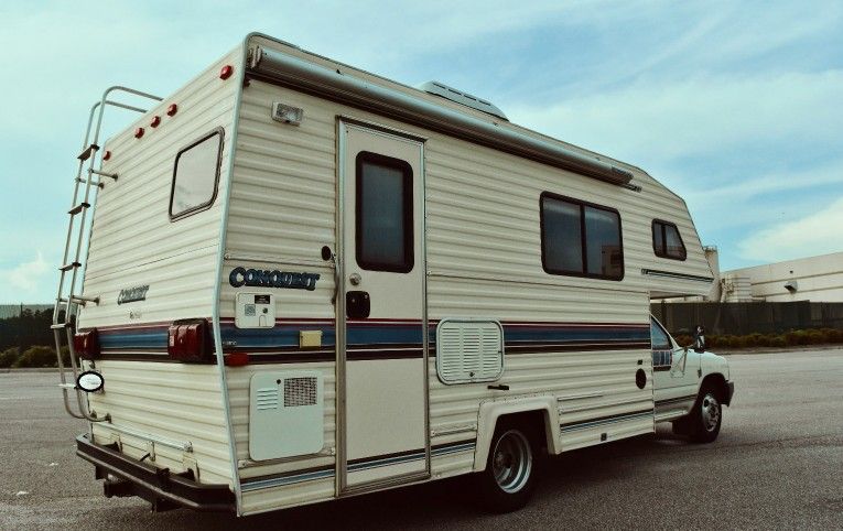 Photo Length 21 Sleep Capacity 6 Clean RV Toyota !!