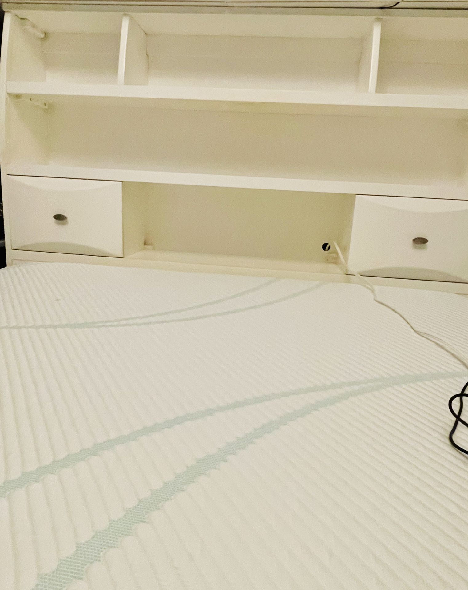 Tempur Pedic Full Size Bed With Bookcase  Headboard And Footboard 