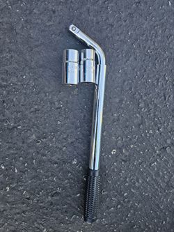 Telescopic Wheel Wrench With 17 And 21 MM Sockets Only $30