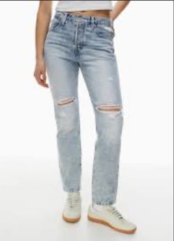 Womens NWT Levi’s 501 Button Fly Straight Leg Distressed Jeans