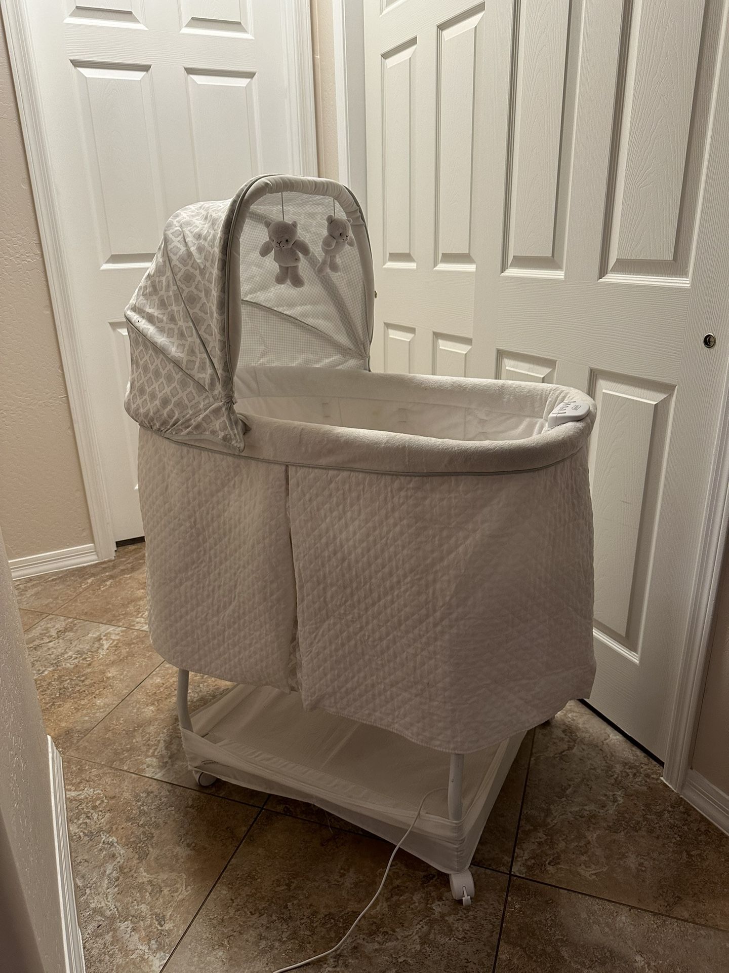 Simmons Kids Beautyrest Silent Auto Gliding Lux Bassinet