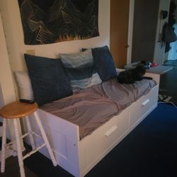 White Daybed With Twin Mattress 