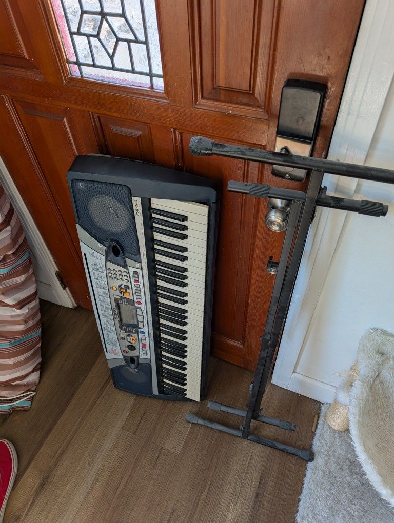 Yamaha Electric Keyboard - FREE