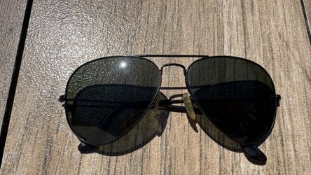 Ray Ban.   Polarized  Aviators.