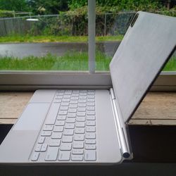 Apple Magic Keyboard Folio White A2261 $100!!! 