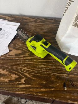 Battery powered hedge trimmer