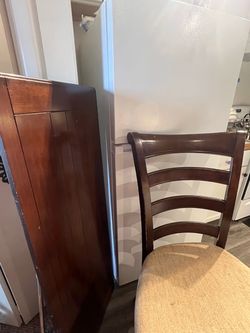 Table heavy duty good wood. With 4 nice chairs