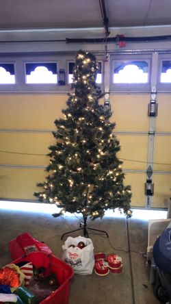 Beautiful 7’ Pre-lit Christmas Tree 