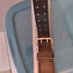 Weight Lifting Belt.  Gold's Gym. Leather.  Foam Padded.  Size M/L. Great Condition.