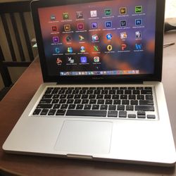 Laptop MacBook Pro macOS Sierra  ( Come With Free All The Adobe Softwares)