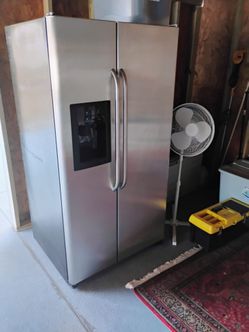 Refrigerator/4 bar stools