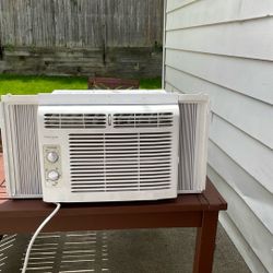 Air conditioner - Frigidaire Lightly Used 