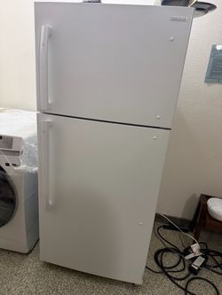Insignia Top-Freezer Refrigerator White