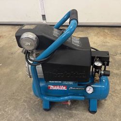 Makita portable Air compressor MAC 700 *clean*