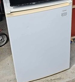 Kenmore mini fridge with freezer