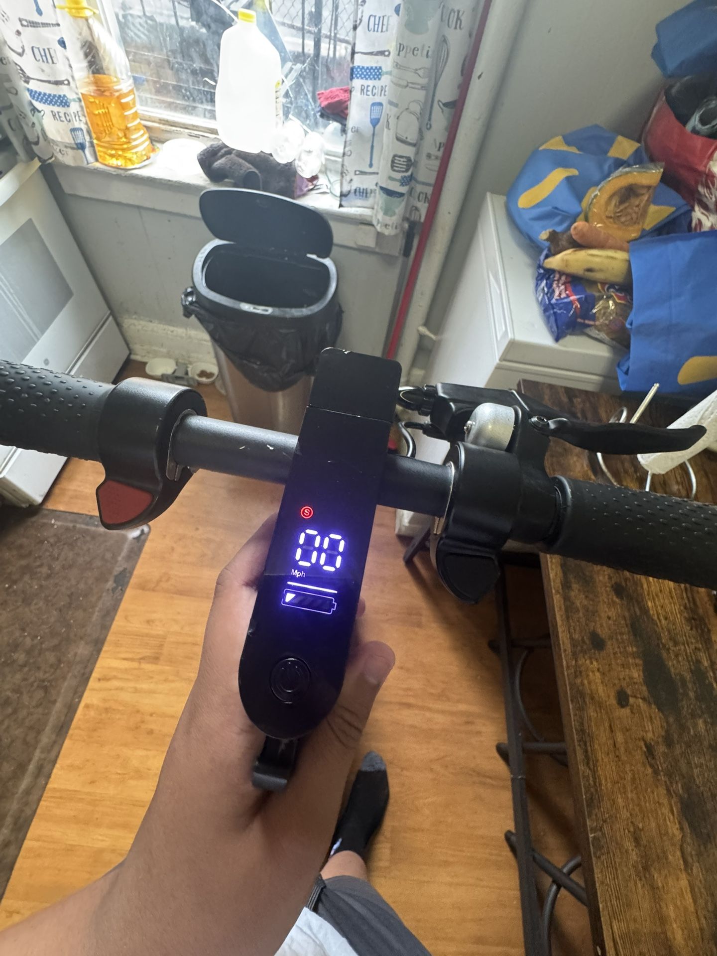 E Scooter Goes 25mph 300$ Price Negotiable