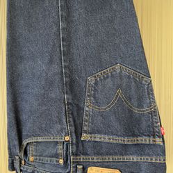 Levi’s 550 Blue Jeans Relaxed Fit in excellent condition.