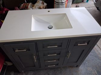 Bathroom vanity whit sink  in good condition