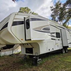 2011 Cruiser 5th Wheel  3 Slide  33ft 