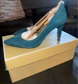MICHAEL KORS  SUEDE PUMPS
