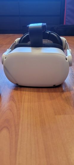 New Oculus Quest 2 With Accessories (Read Description)